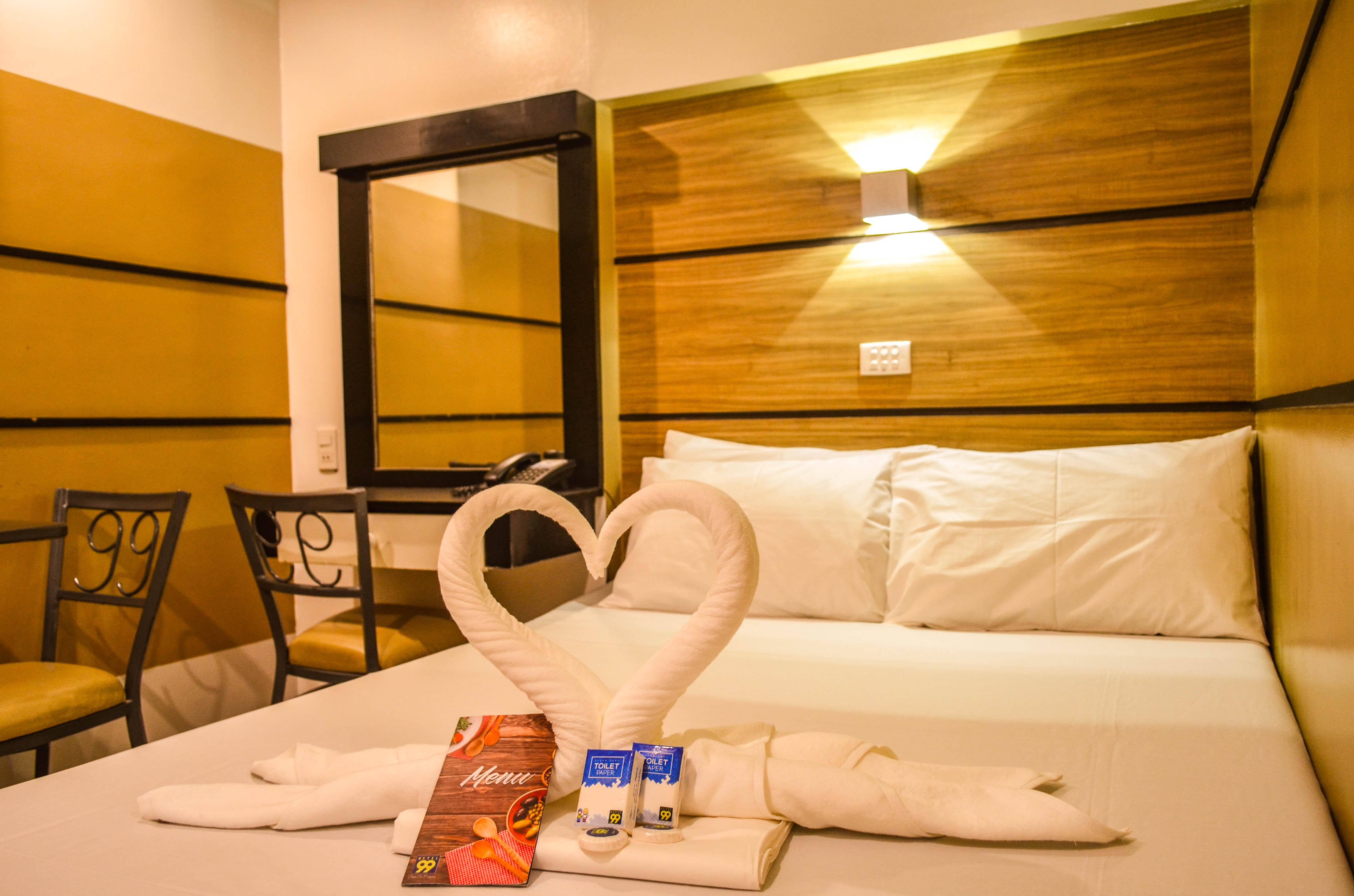 Hotel 99 Cubao Кесон-Сити Экстерьер фото