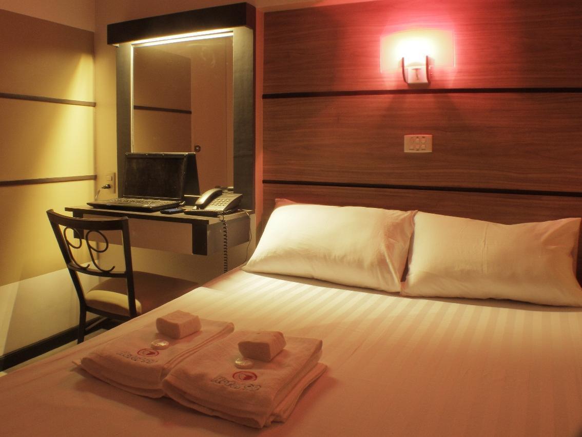 Hotel 99 Cubao Кесон-Сити Экстерьер фото