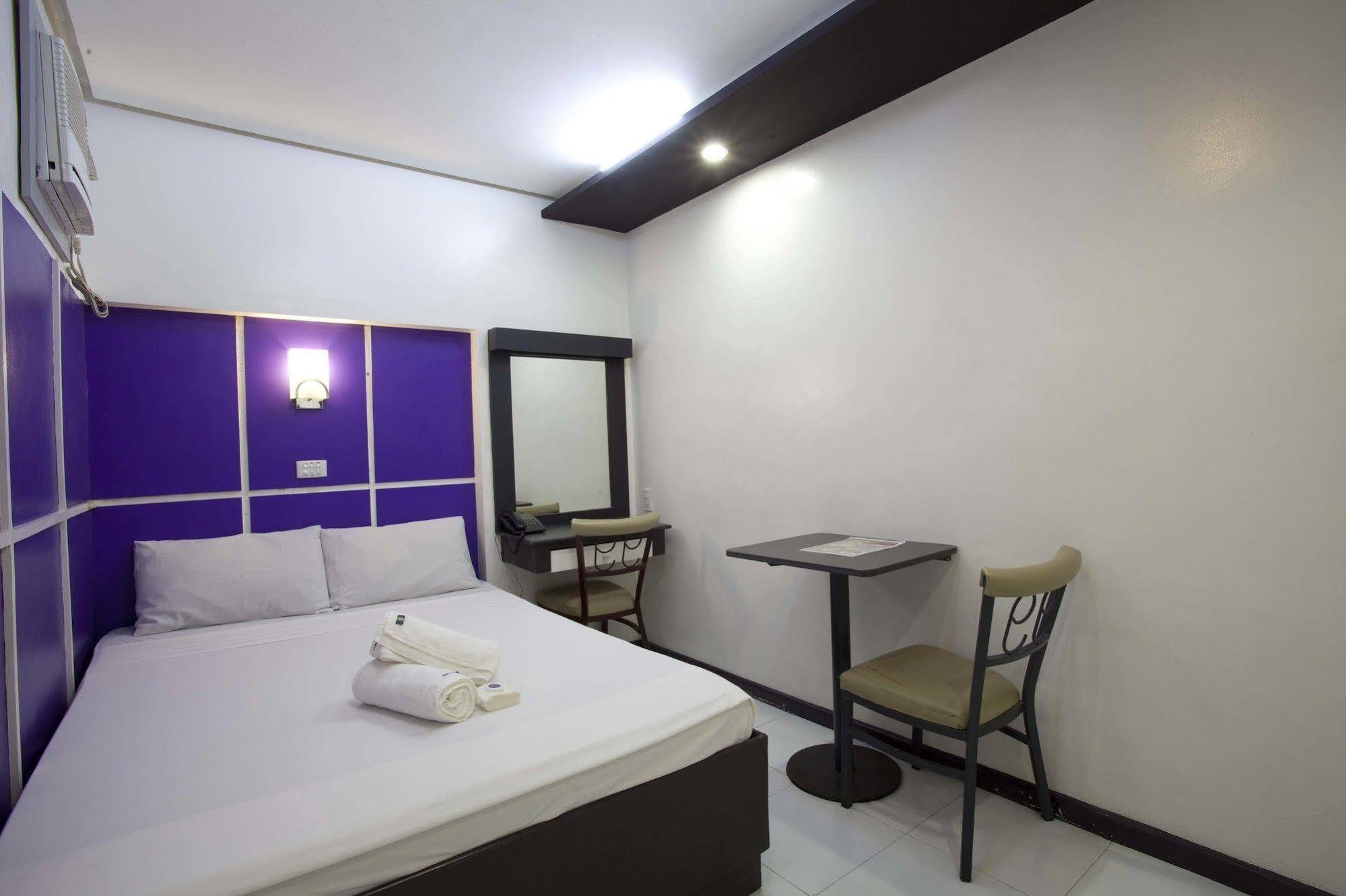 Hotel 99 Cubao Кесон-Сити Экстерьер фото