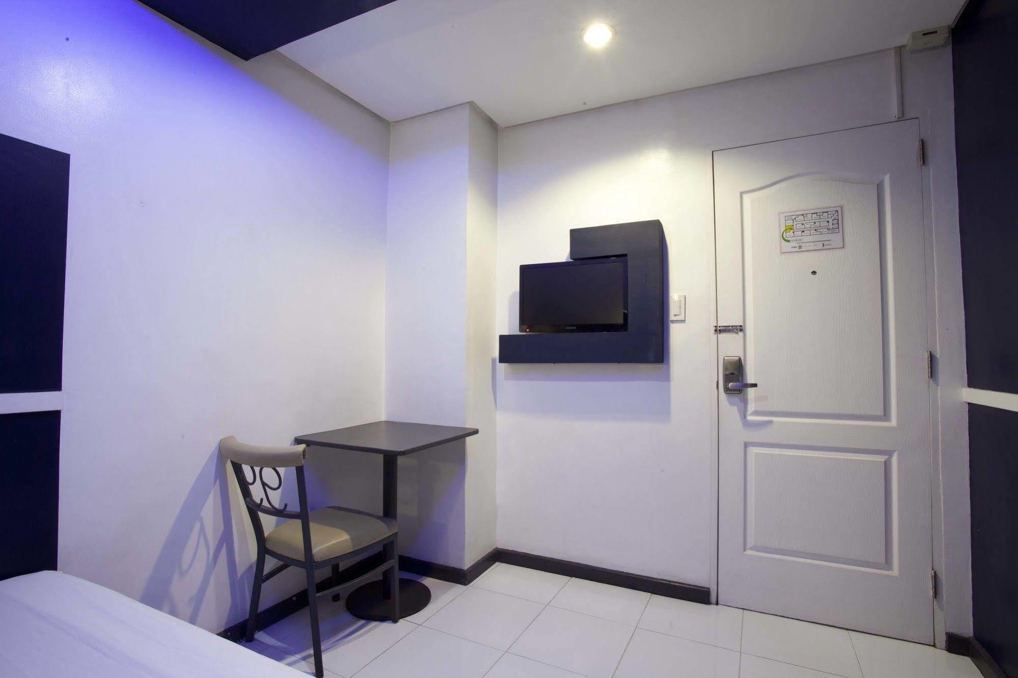 Hotel 99 Cubao Кесон-Сити Экстерьер фото