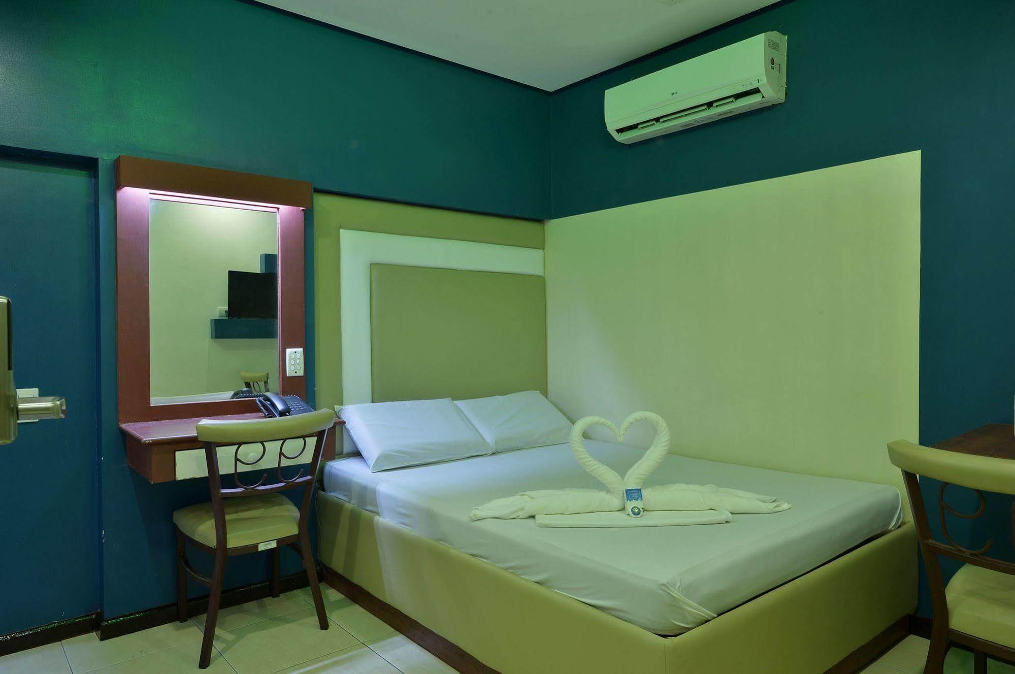 Hotel 99 Cubao Кесон-Сити Экстерьер фото