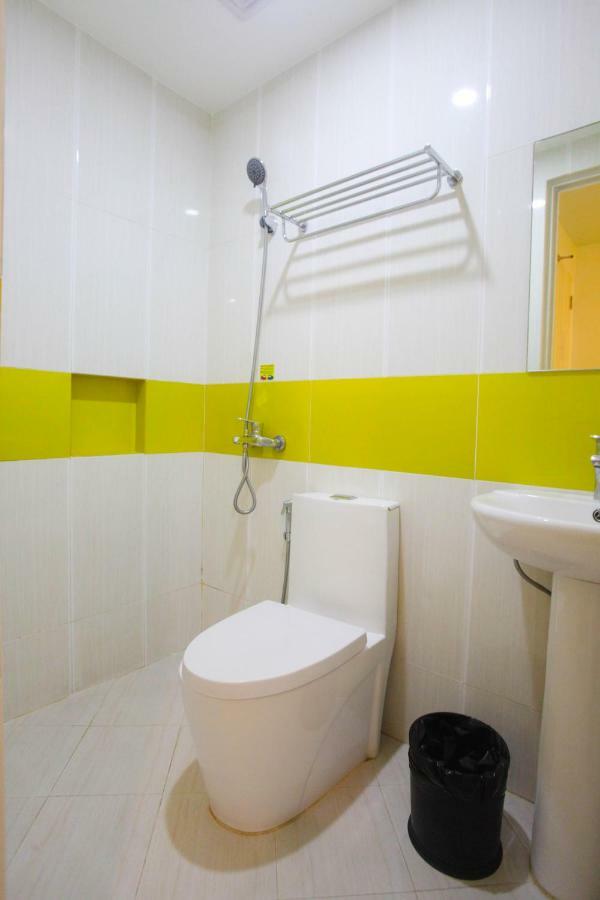 Hotel 99 Cubao Кесон-Сити Экстерьер фото
